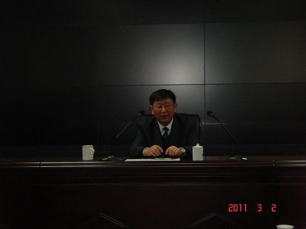 集團董事席華武總經(jīng)理、王重樂(lè )副總經(jīng)理，集團書(shū)記張正山親臨培訓現場(chǎng)為大家授課